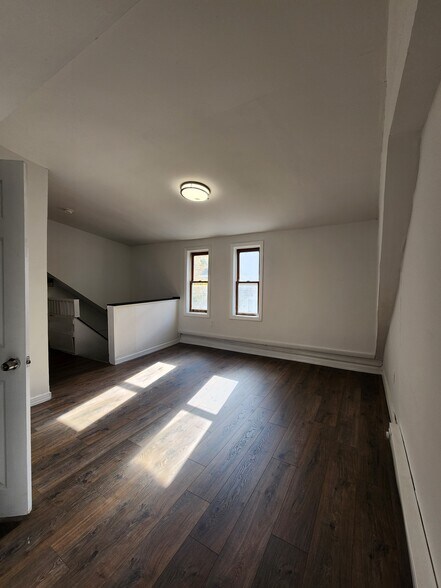 Building Photo - 135 Willow St