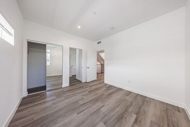 Building Photo - 3015 Alsace Ave