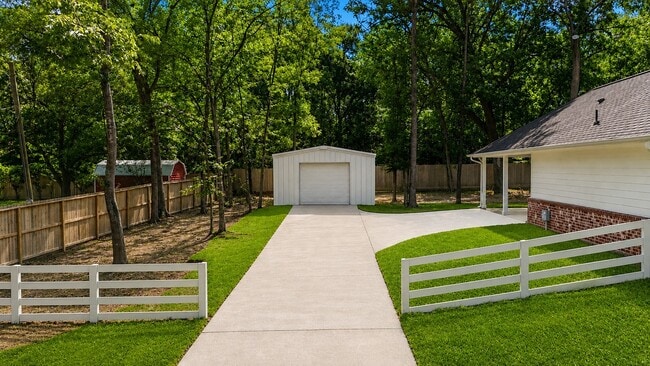 Building Photo - 5161 Lazy Ln