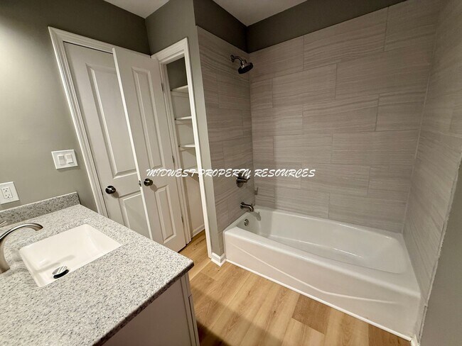 Building Photo - Large Updated 3 Bedroom/2 Bath Duplex in Lee's Summit