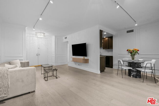 Building Photo - 1131 Alta Loma Rd