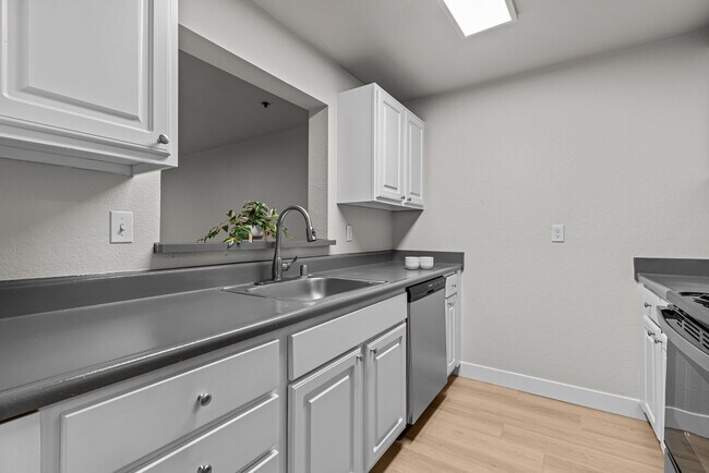 Building Photo - Centrepointe Apartments