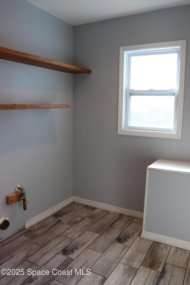 Building Photo - 491 Seacrest Ave