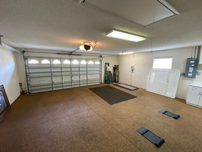 Building Photo - Gorgeous 3 + 2 Turnkey ANNUAL Lease w/Swim Spa & Large Private Screened in Patio In The Village o...