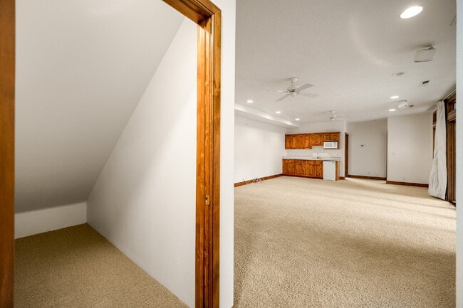 Building Photo - "Spacious 4-Bedroom, 4.5 Bathroom 4792 sq. ft. Retreat with Scenic Views and Cozy Fireplace in St...