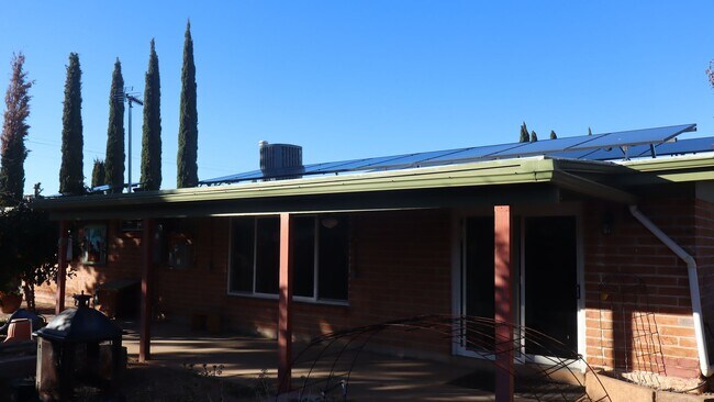 Building Photo - Spacious