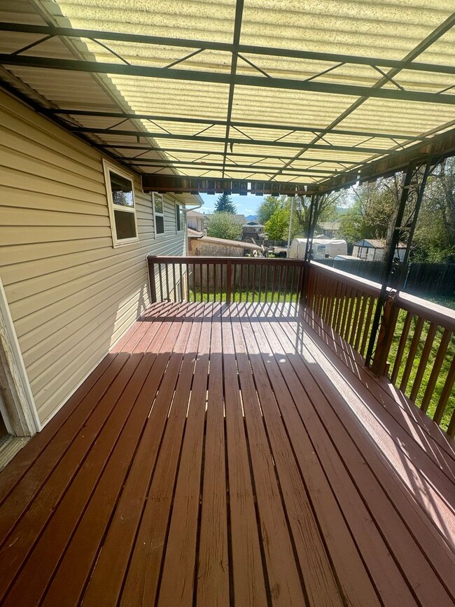 Building Photo - 4 Bedroom Split-Level in Widefield