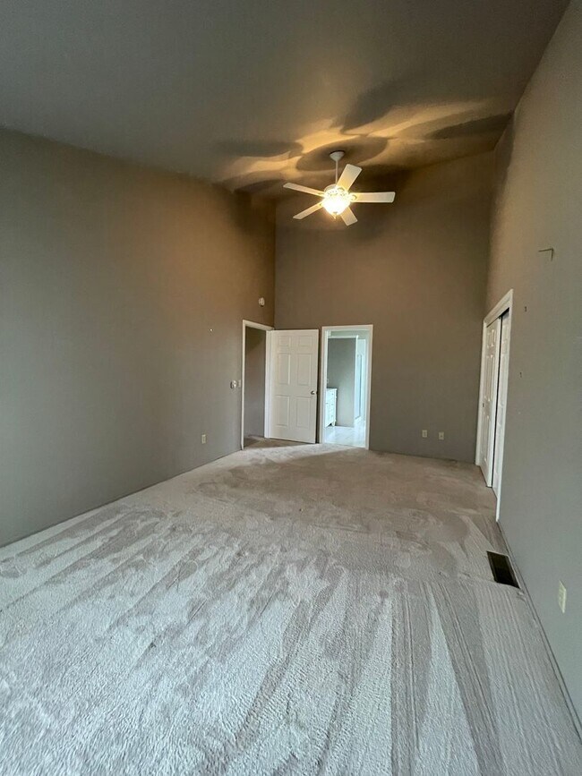 Building Photo - Beautiful End Unit Condo in Bennett Valley!