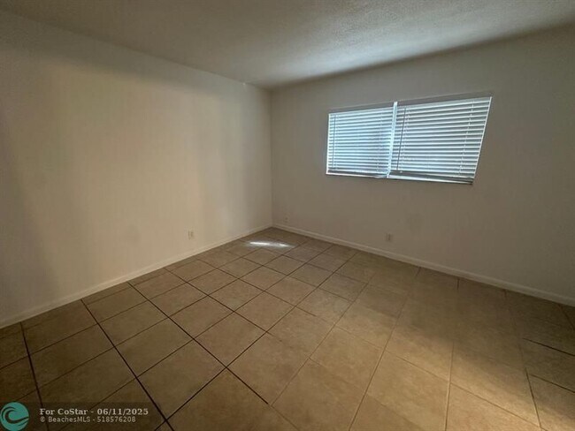 Building Photo - 460 Sunshine Dr