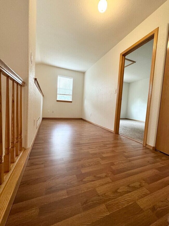 Building Photo - Gorgeous 5 Bedroom 3.5 Bath House with 3 c...