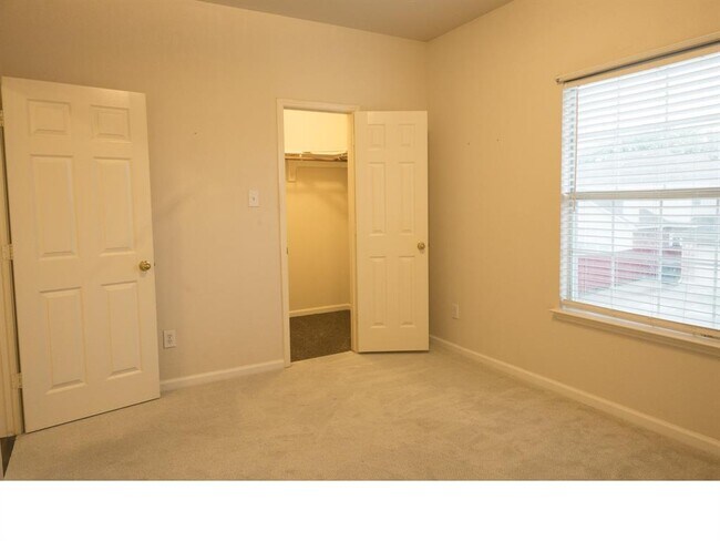 Building Photo - 4325 Palmdale Dr