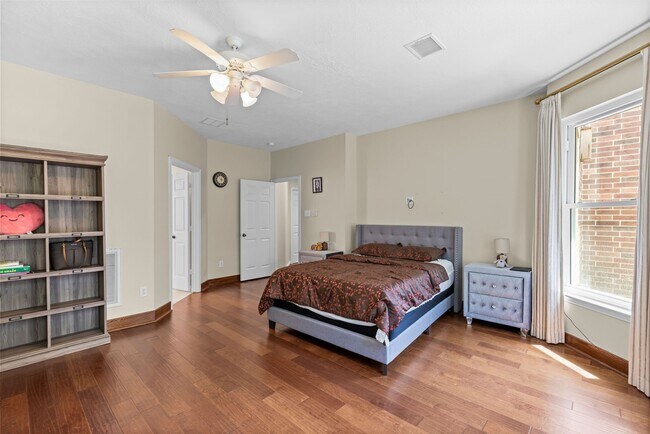 Building Photo - 27 E Artist Grove Cir