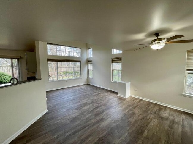 Building Photo - 2 bedroom in CAROL STREAM IL 60188