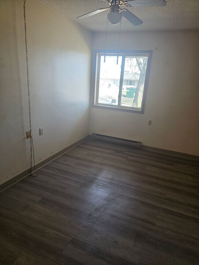 Building Photo - 1409 Belle Plaine