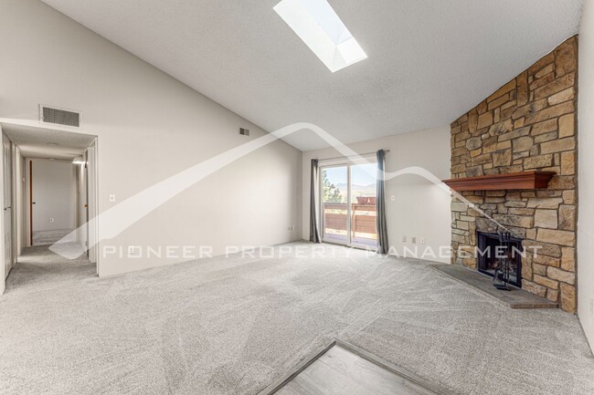 Building Photo - Spacious Apartment with Mountain Views and...