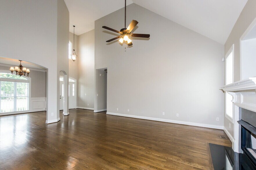 Building Photo - 8638 Castle Cliff Dr