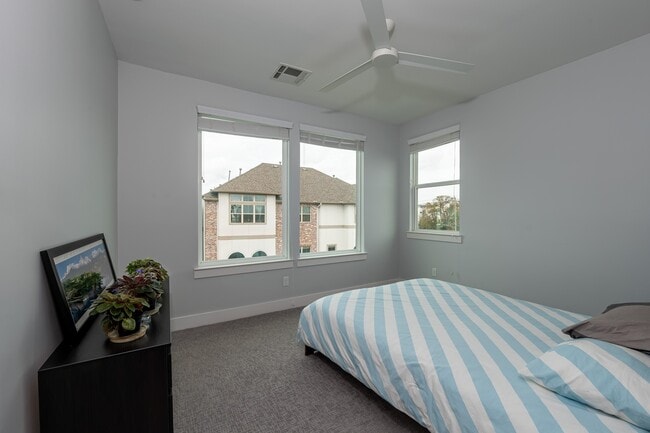 Building Photo - 1318 Reinerman St