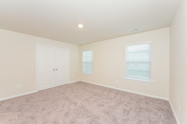 Building Photo - 320 High Grv Wy