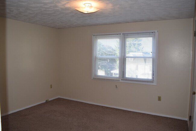 Building Photo - 104 Longmeadow Ln