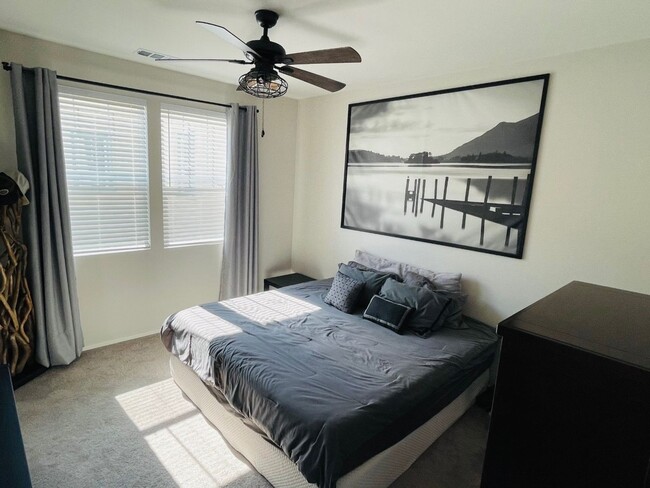 Building Photo - Beautiful Townhome!
