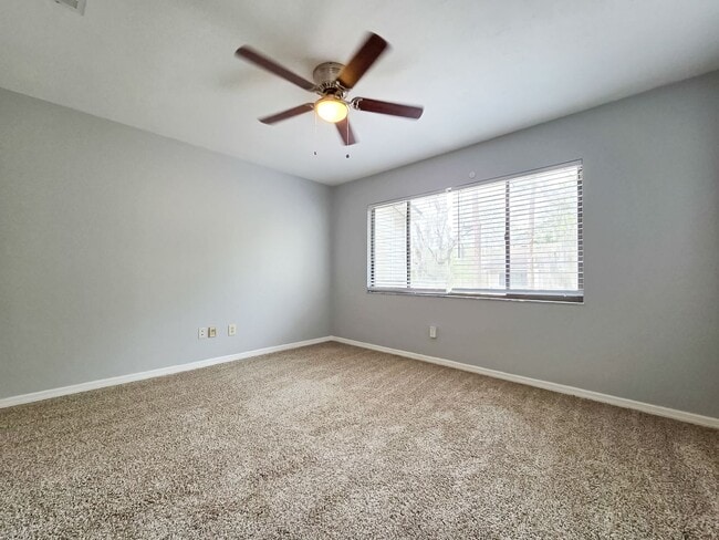 Building Photo - Adorable 2/1.5 in Shellrock Villas