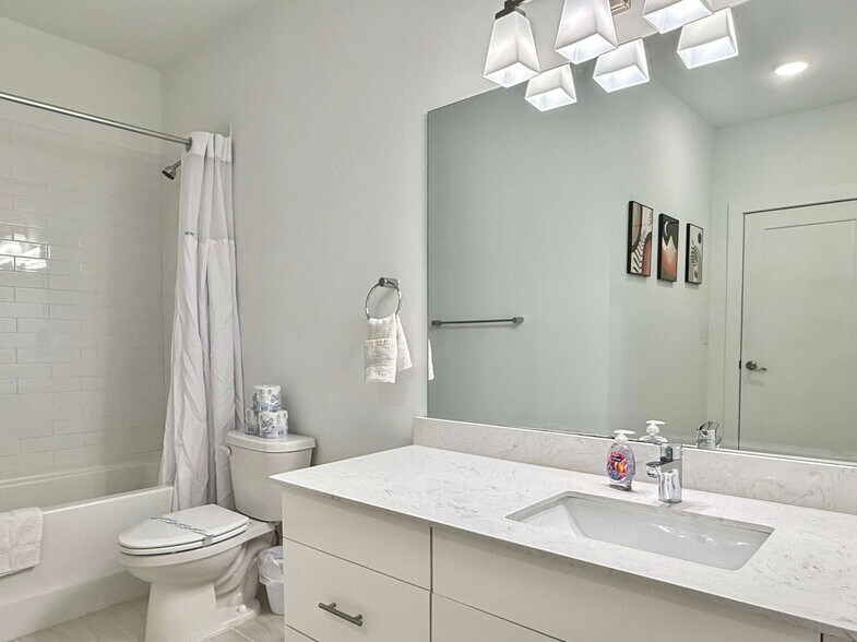 Building Photo - 525 Parkway Dr NE