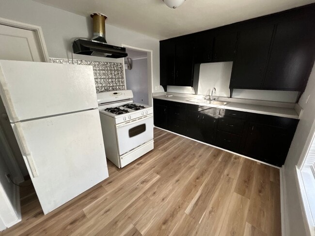 Building Photo - 406 E 10th St