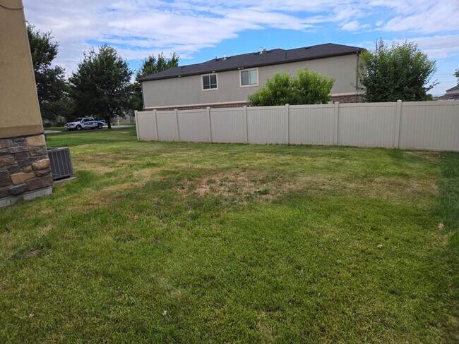 Building Photo - Beautiful 4 Bed, 2.5 Bath Townhome in Prim...