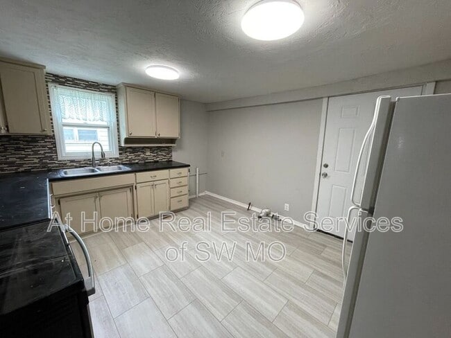 Building Photo - 618 W Harrison St