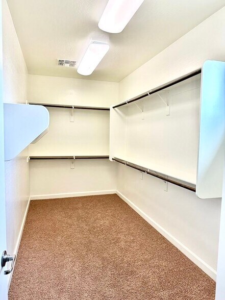 Building Photo - 722 E Sipapu Dr