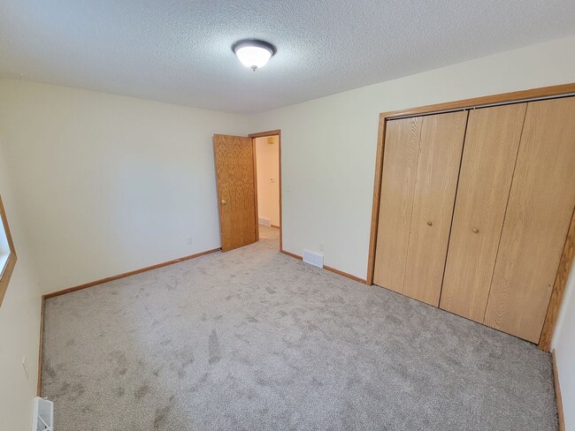 Building Photo - 4 BD, 2 BA - FENCED IN YARD, PRIVATE TRAILS, FINISHED UPPER AND LOWER LIVING AREAS, ATTACHED GARAGE!