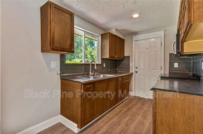 Building Photo - 404 Mountain View Dr