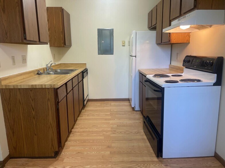 Building Photo - 914-16 N Oak St