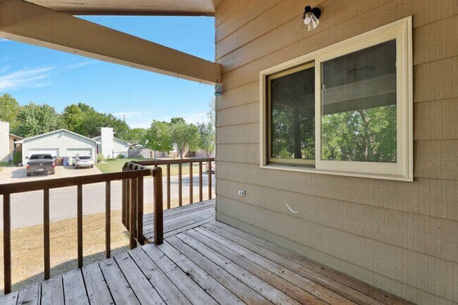 Building Photo - 2025-2027 N. Rosewood Ct.