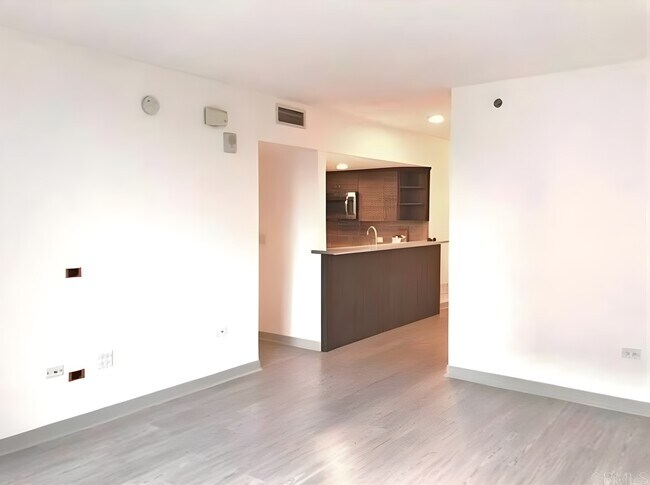 Building Photo - 425 W Beech St