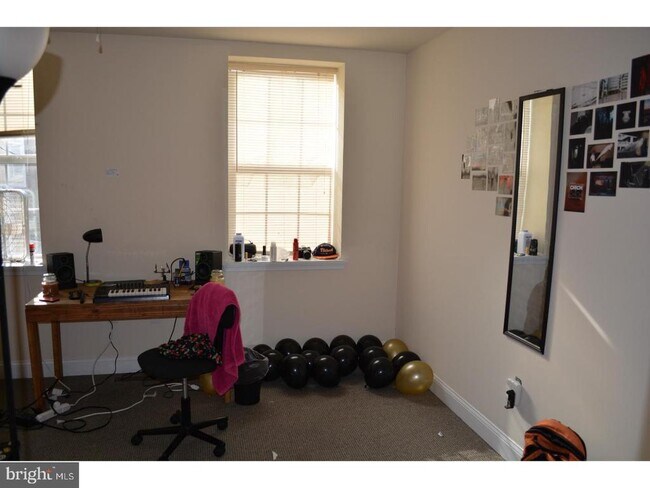 Building Photo - 1133 W Nevada St