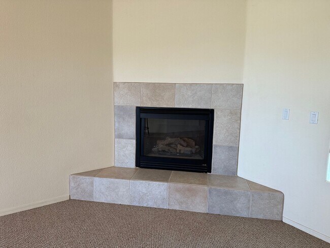 Building Photo - Beautiful 3 Bed / 2 Bath Home Backing to Cerbat Cliffs Golf Course!