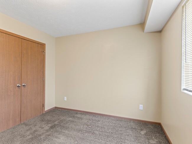 Building Photo - Beautiful Finishes in Newer Neighborhood