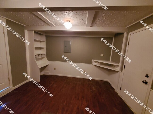 Building Photo - Remodeled 2 Bedroom Raytown Home w/Potenti...