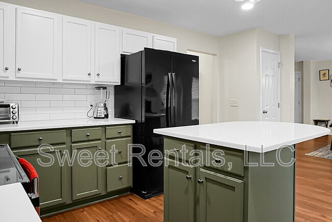 Building Photo - 124 Larkspur Dr