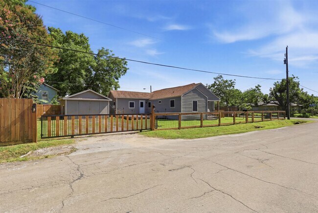 Building Photo - 515 Riggs St