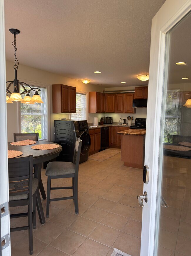 Building Photo - Hutch Apartment