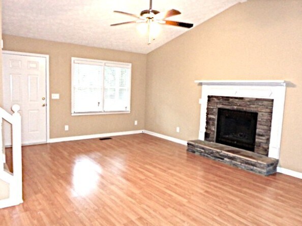 Building Photo - 1005 Whispering Woods Dr