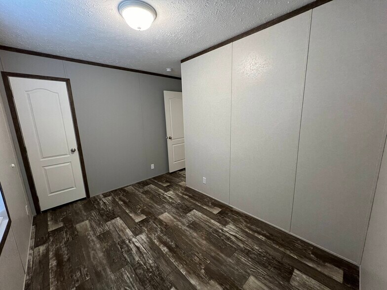 Building Photo - 38055 Leverette Ave