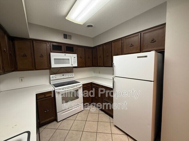 Building Photo - 745 S Hickory St