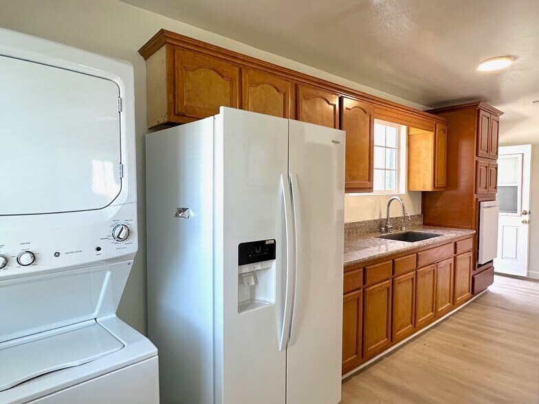 Breakfast Nook - Washer / Dryer and Fridge - 3588 Helms Ave