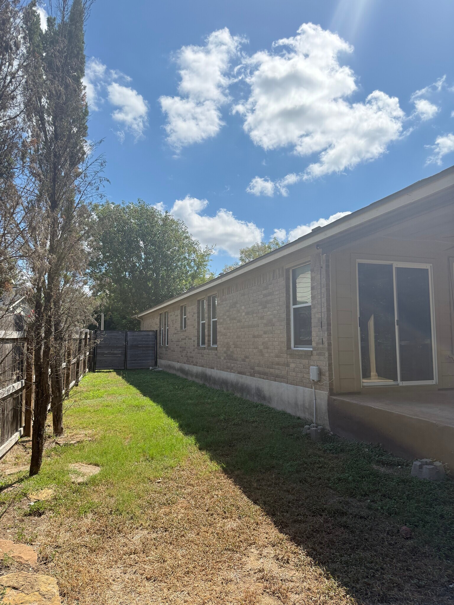 Side yard with gated access - 15327 English River Loop