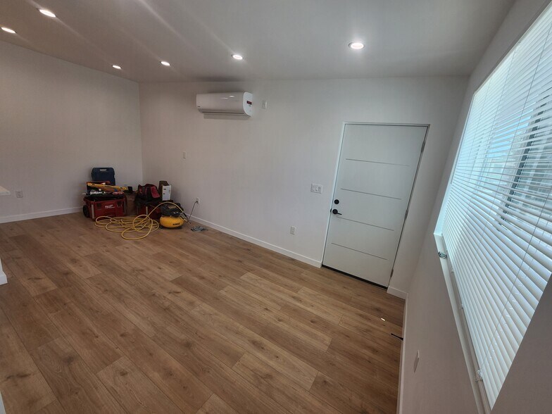 Building Photo - 10940 Oxnard St