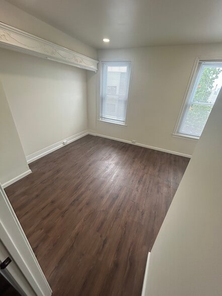 Bedroom - fits king/queen bed - 905 W Susquehanna Ave