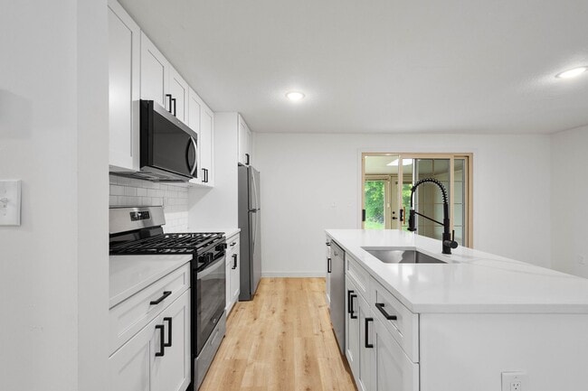 Building Photo - READY FOR MOVE IN! NEWLY RENOVATED 3 BEDRO...